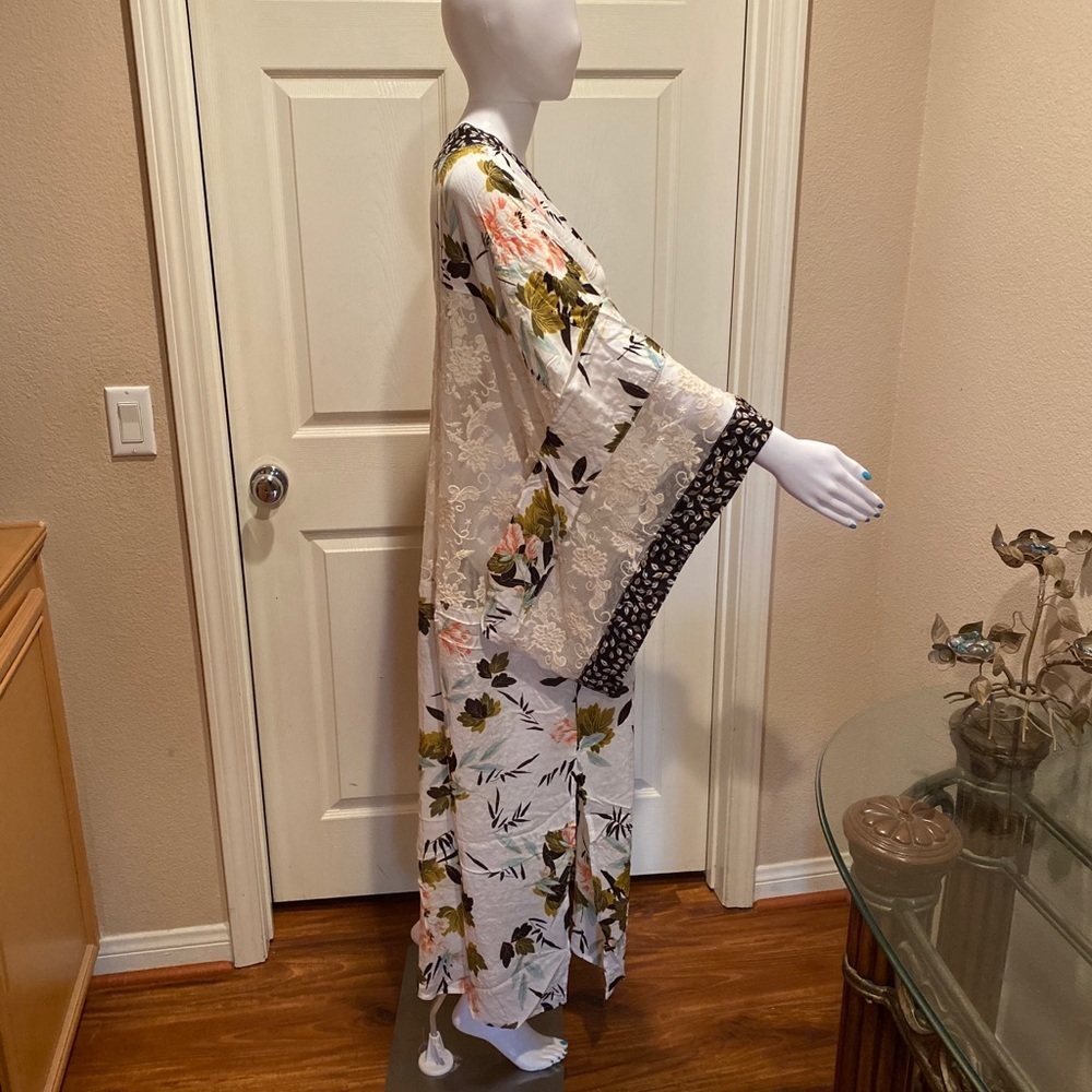 Floral lace accent maxi kimono - Picture 3 of 4
